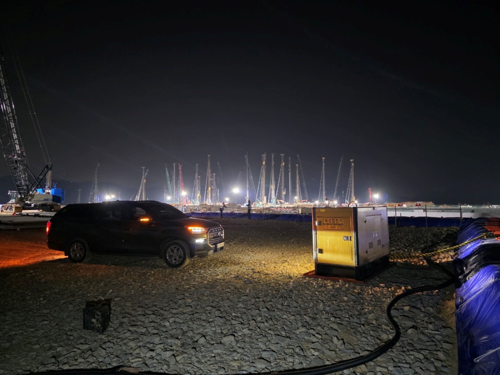 건설 현장에서 장비 전력 공급용으로 사용된 50kW 발전기 측면 사진