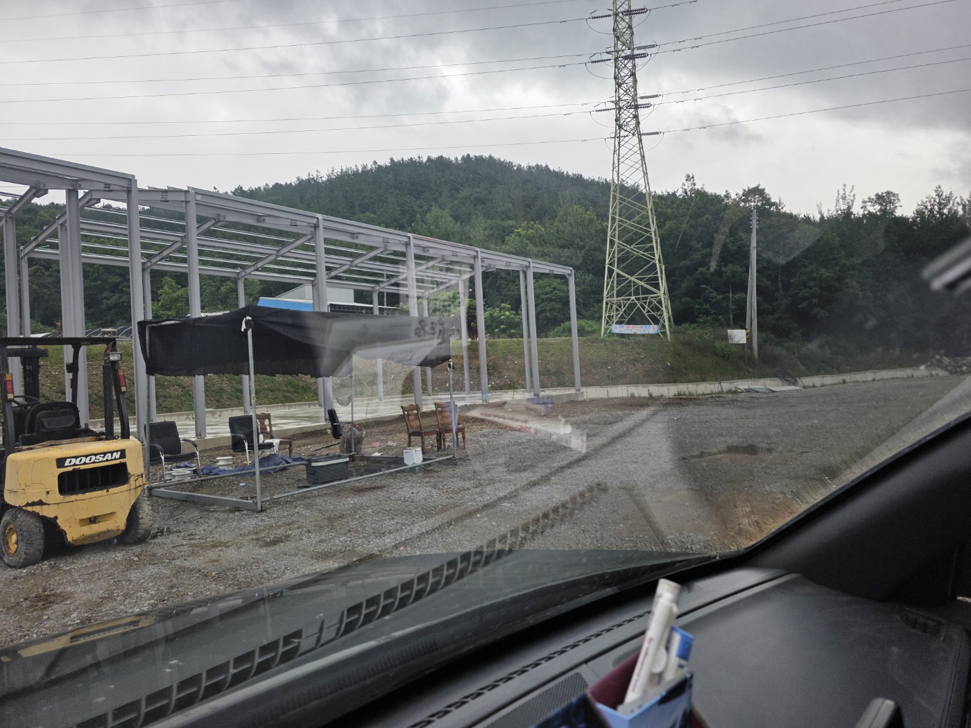 발전기 전력으로 CO2 용접을 완료한 철골 구조물